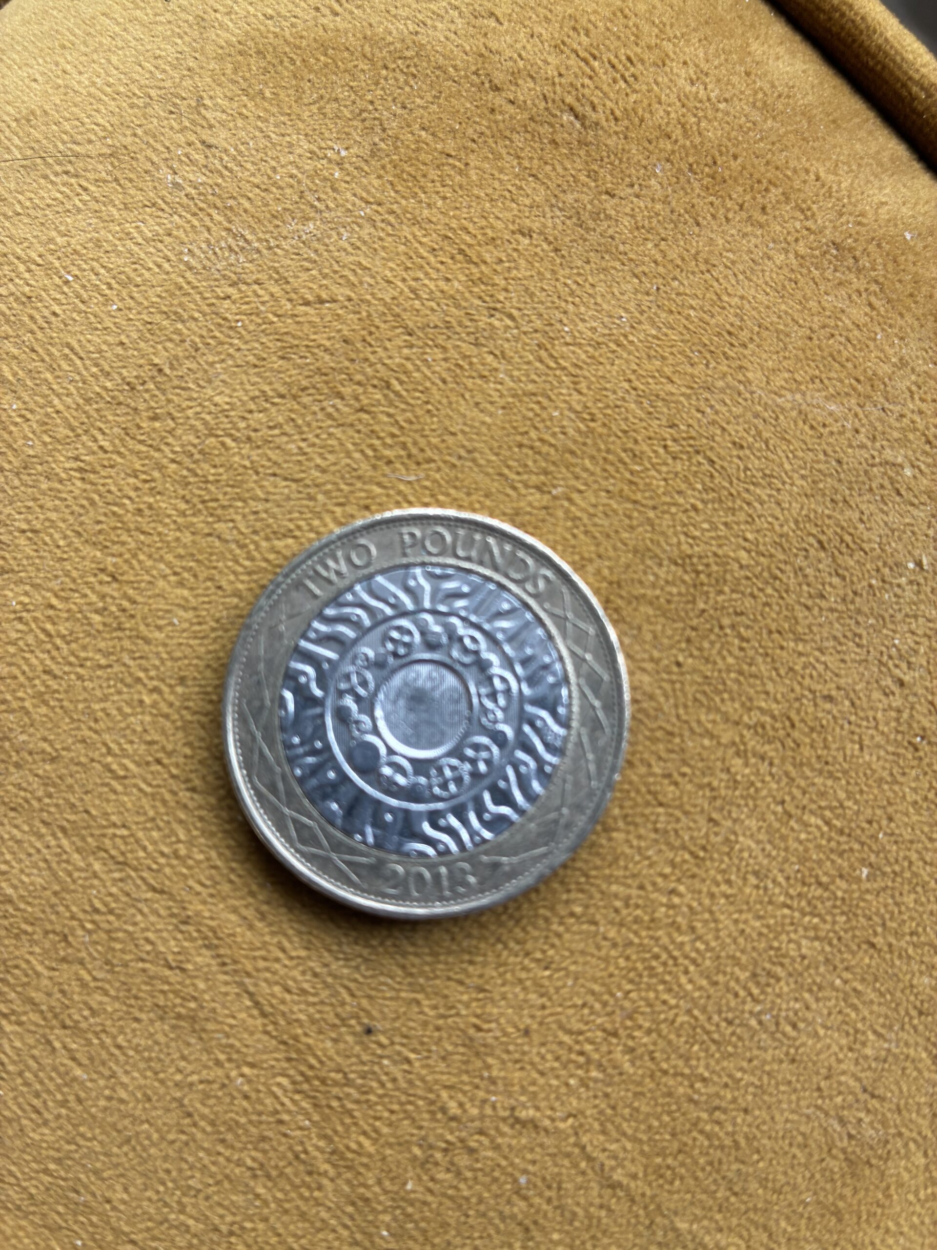 Rare 2013 ER II 2pound coin standing on the shoulder of giants
