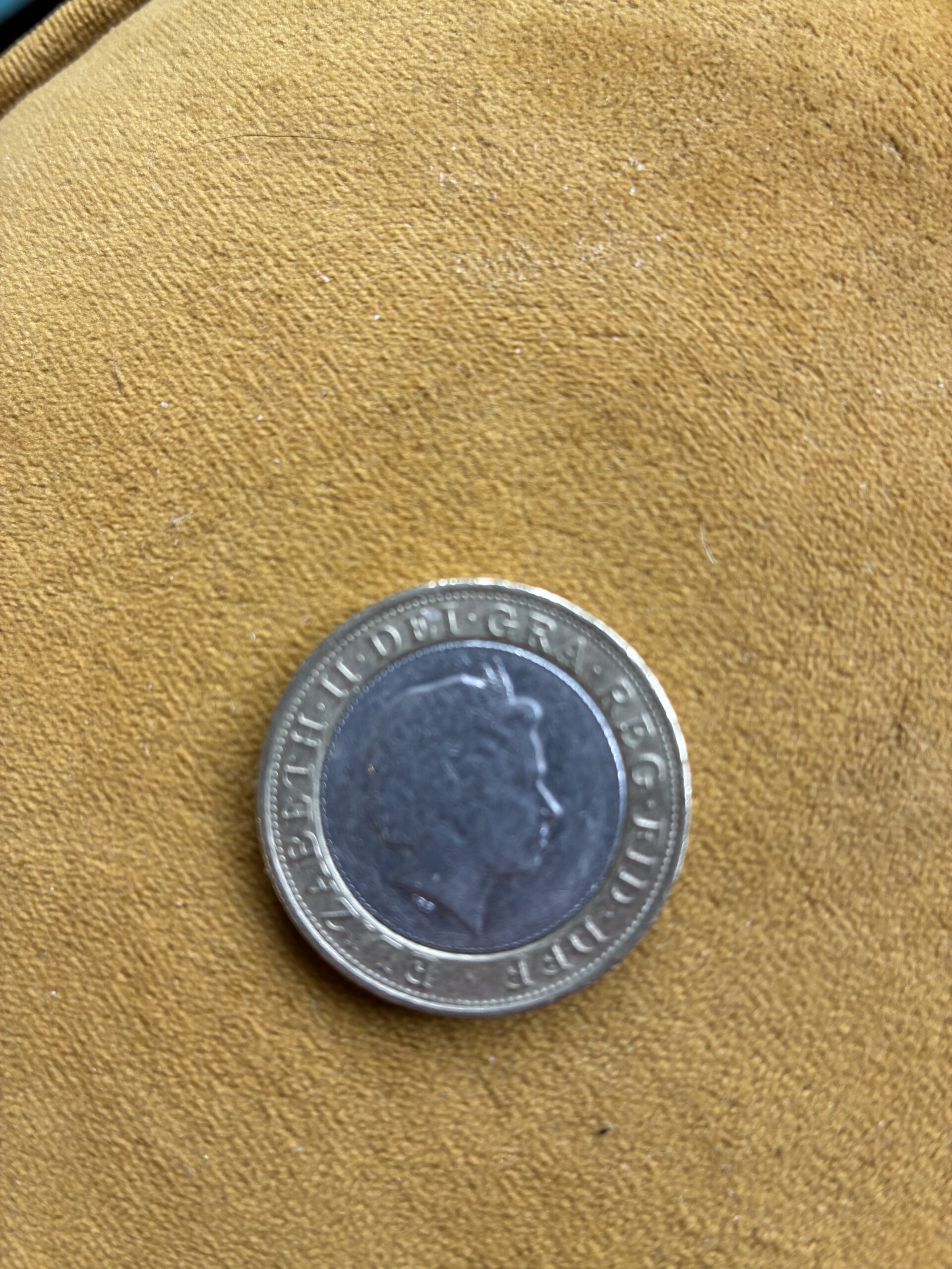 Rare 2013 ER II 2pound coin standing on the shoulder of giants